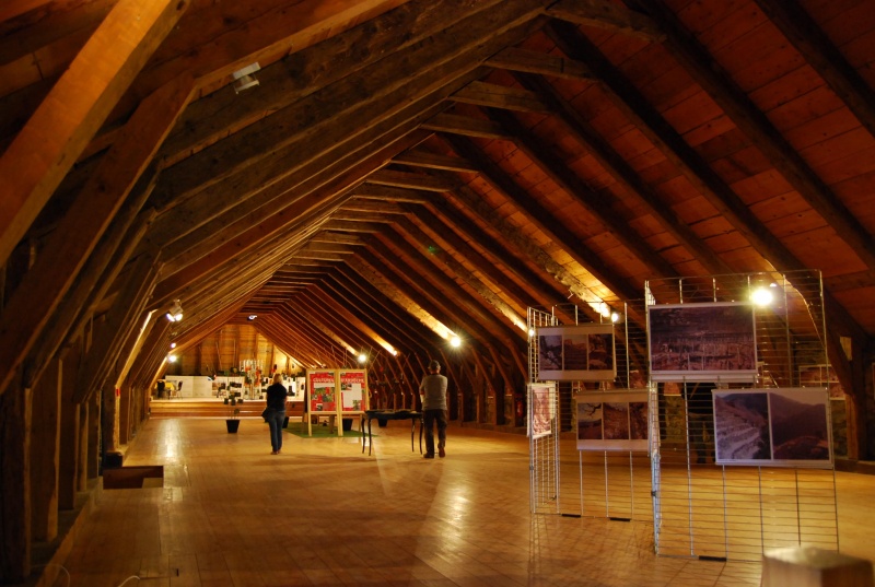 Fichier:Charpente à couverture en lauzes.jpg